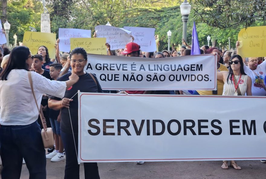 greve-de-servidores-por-reajuste-salarial-em-pocos-de-caldas3A-servidores-protestam-por-112C8825-de-aumento-na-praca-pedro-sanches