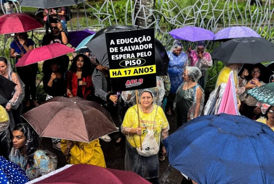 greve-dos-professores-em-salvador3A-impasse-por-reajuste-salarial-mantem-paralisacao-por-10-dias