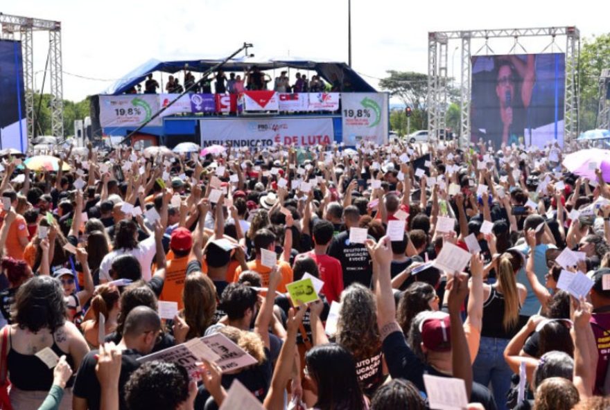 greve-dos-professores-no-df3A-categoria-busca-reestruturacao-salarial.-acompanhe-as-atualizacoes-da-paralisacao-e-reivindicacoes