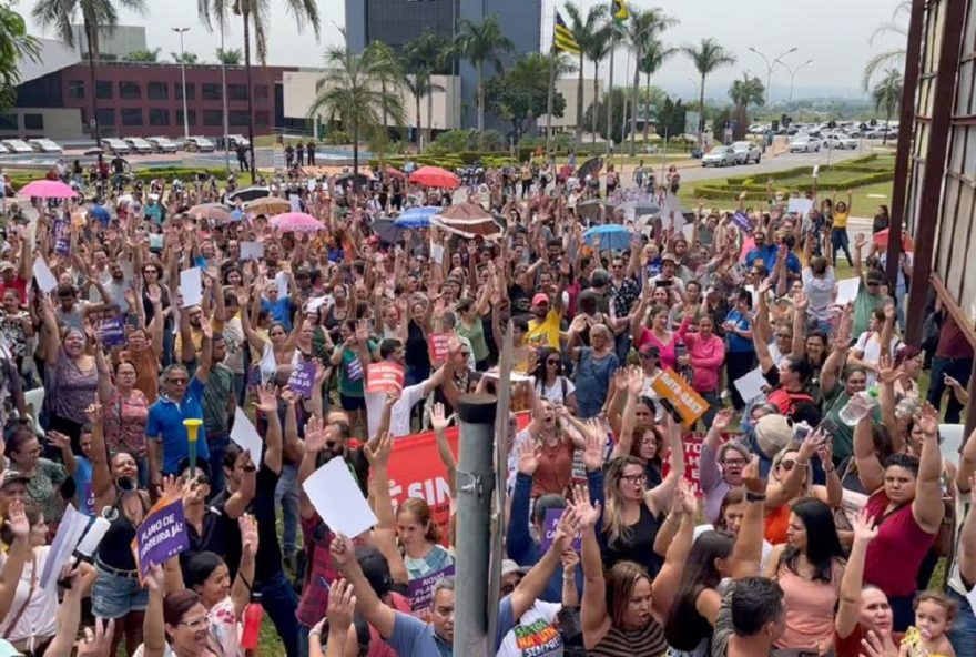 Assembleia realizada pelo Sintego na manhã desta terça-feira, 26: sinalização de greve (Foto: Divulgação/Sintego)