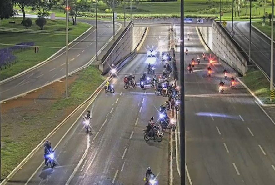 grupo-de-motociclistas-faz-manobras-perigosas-no-tunel-de-acesso-ao-aeroporto-jk-em-brasilia grupo-de-motociclistas-faz-manobras-perigosas-no-tunel-de-acesso-ao-aeroporto-jk-em-brasilia