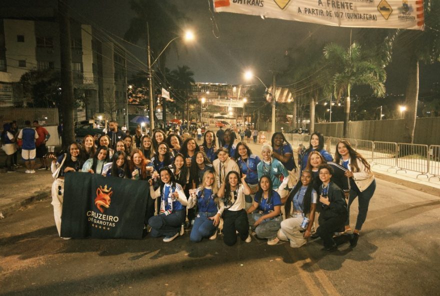 grupo-do-cruzeiro-das-garotas3A-torcedoras-se-unem-para-ir-ao-mineirao-juntas