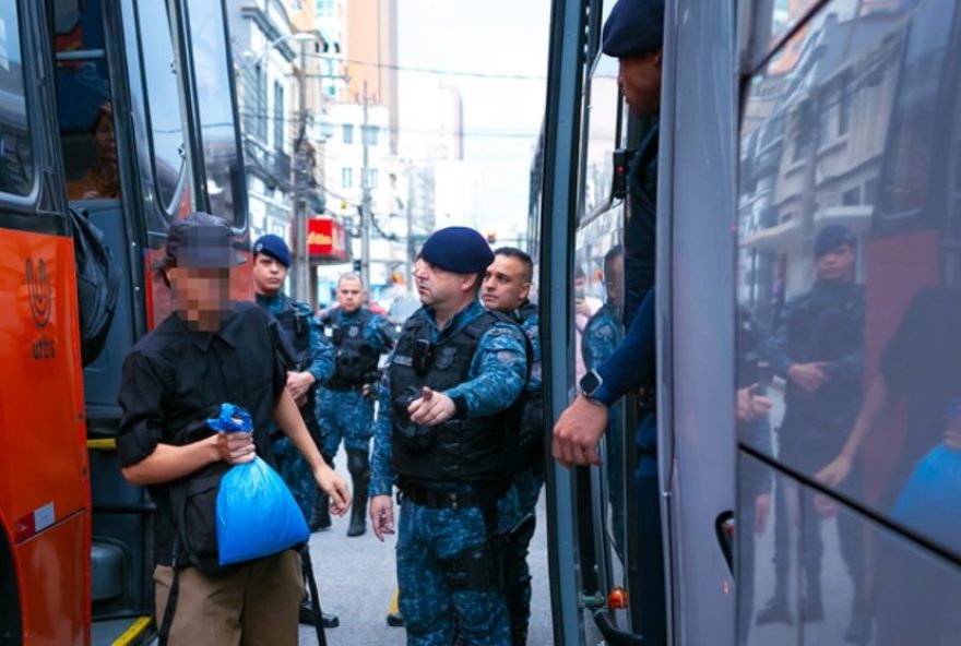 guarda-municipal-prende-17-por-furar-catraca-em-onibus-de-curitiba