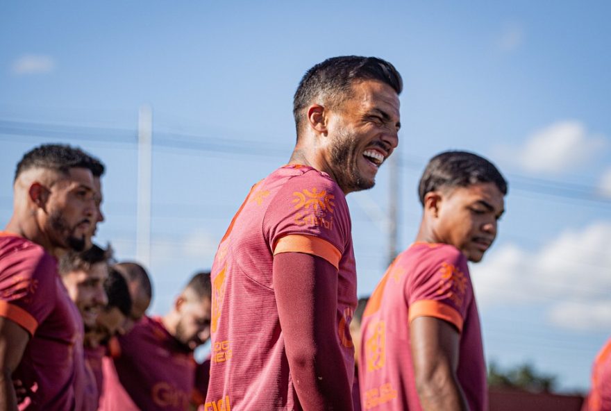 guilherme-parede-esta-de-volta-ao-vila-nova3A-ansioso-para-reestrear-no-sabado-contra-athletico-pr