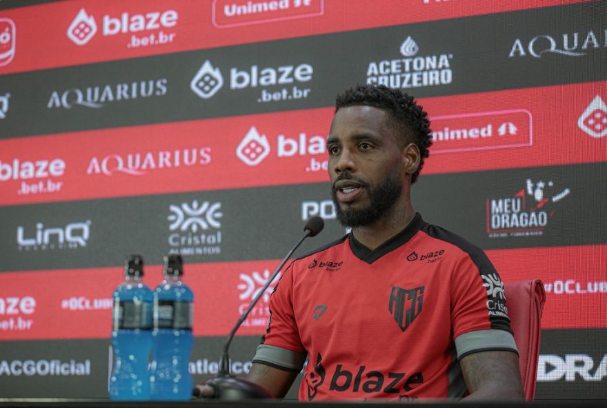 guilherme-romao-assume-nova-responsabilidade-como-capitao-e-busca-reacao-do-atletico-go-na-serie-b.-confira