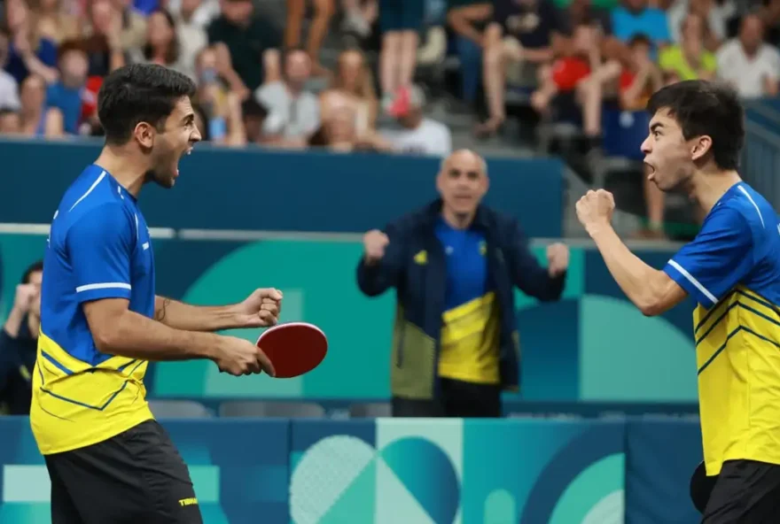 guilherme_teodoro_e_vitor_ishi_equipes_tenis_de_mesa_paris (1)