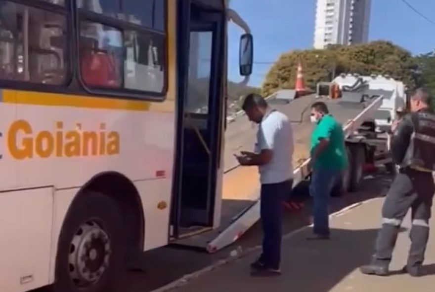 De acordo com SMM, condutor do veículo não foi encontrado. Estacionamento irregular de ônibus é comum na região. (Foto: Reprodução/Metrópoles)