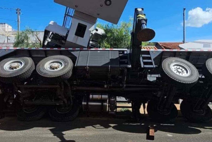 guindaste-tomba-durante-instalacao-de-piscina-em-uberlandia2C-deixando-feridos guindaste-tomba-durante-instalacao-de-piscina-em-uberlandia2C-deixando-feridos