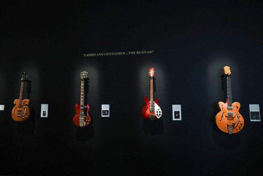 guitarras-de-kurt-cobain2C-beatles-e-outras-lendas-da-musica-vao-a-leilao-nos-eua3A-jim-irsay-collection-veja-os-destaques guitarras-de-kurt-cobain2C-beatles-e-outras-lendas-da-musica-vao-a-leilao-nos-eua3A-jim-irsay-collection-veja-os-destaques