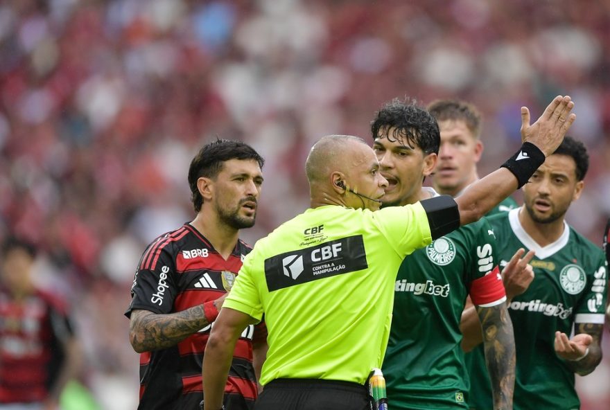 RJ - RIO DE JANEIRO - 19/10/2025 - BRASILEIRO A 2025, FLAMENGO X PALMEIRAS - Gustavo Gomez jogador do Palmeiras reclama com a arbitragem durante partida contra o Flamengo no estAdio Maracana pelo campeonato Brasileiro A 2025. Foto: Thiago Ribeiro/AGIF