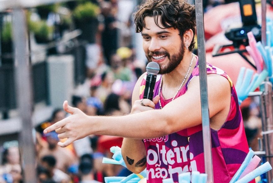 gustavo-mioto-comanda-bloco-solteiro-nao-trai-no-carnaval-de-sp-com-sofrencia-em-axe-e-novos-arranjos-confira gustavo-mioto-comanda-bloco-solteiro-nao-trai-no-carnaval-de-sp-com-sofrencia-em-axe-e-novos-arranjos-confira