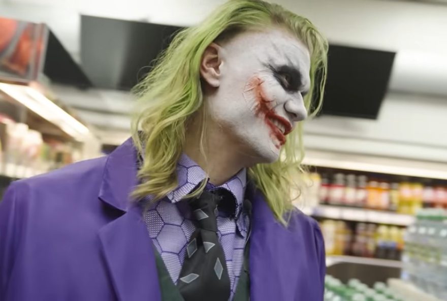 haaland-surpreende-fas-vestido-de-coringa-em-manchester3A-diversao-no-halloween