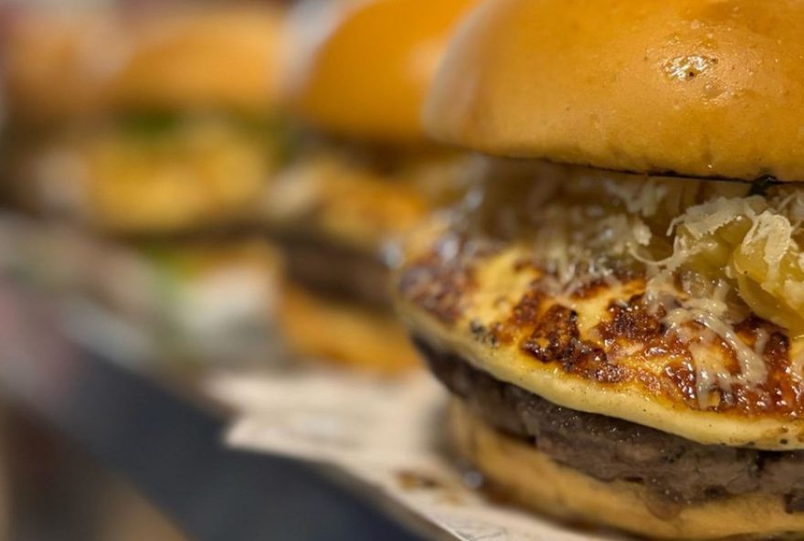 hamburgueria-de-botucatu-disputa-campeonato-nacional-no-dia-mundial-do-hamburguer3A-estou-confiante2C-diz-criador