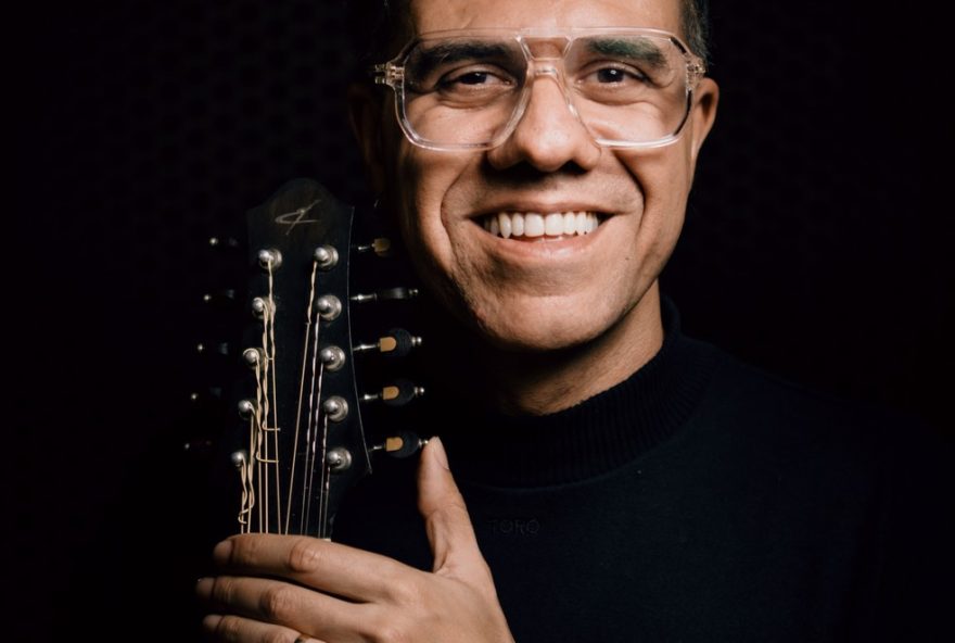 hamilton-de-holanda-triunfa-no-grammy-latino-com-album-de-jazz-latino.-reconhecimento-internacional-celebra-a-fusao-de-culturas-e-talento-do-bandolinista