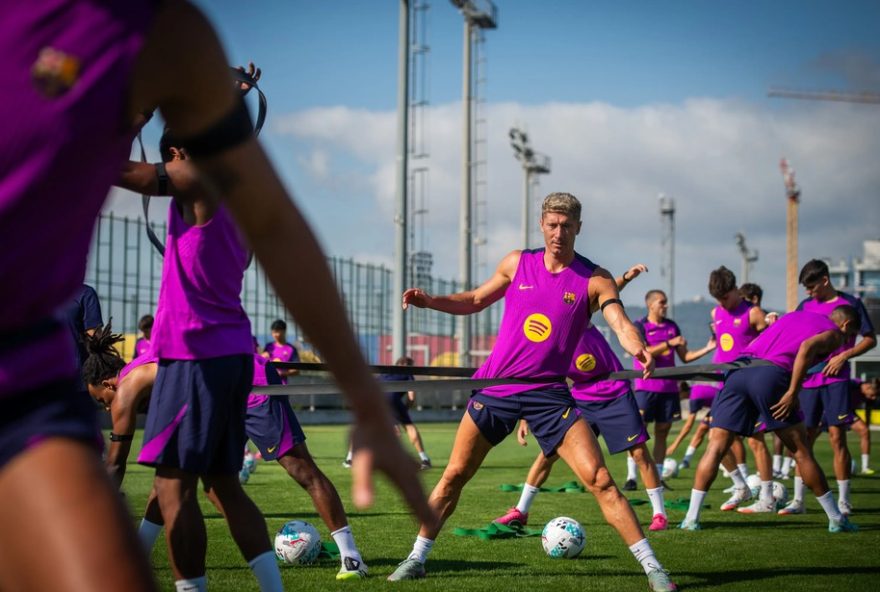 hansi-flick-enfrenta-desafio-de-escolher-jogadores-para-turne-do-barcelona-pela-asia