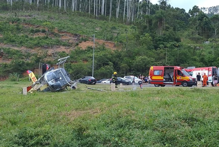 helicoptero-cai-em-penha2C-sc2C-com-cinco-pessoas-a-bordo3A-resgatadas-com-vida