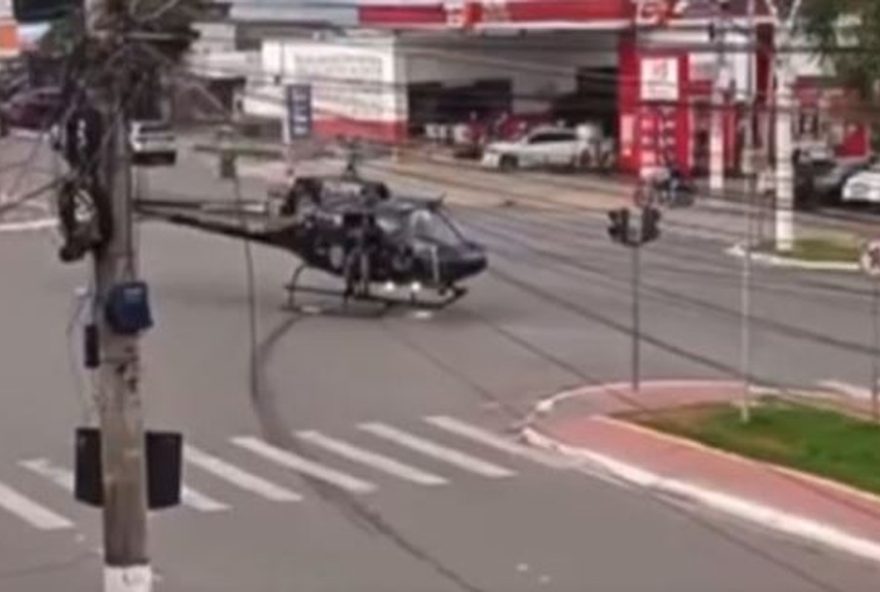 helicoptero-da-pm-desce-no-meio-da-rua-para-abordar-criminosos-em-trindade3A-video helicoptero-da-pm-desce-no-meio-da-rua-para-abordar-criminosos-em-trindade3A-video