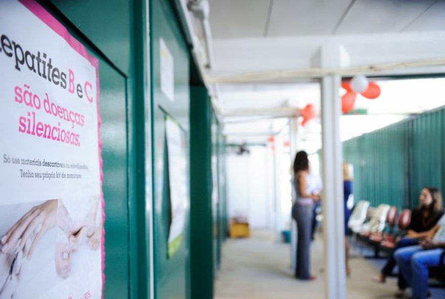 Em Goiânia, 46 unidades públicas de saúde oferecem o exame rápido que detecta as hepatites B e C, HIV e sífilis simultaneamente. (Foto: Arquivo/Agência Brasil)