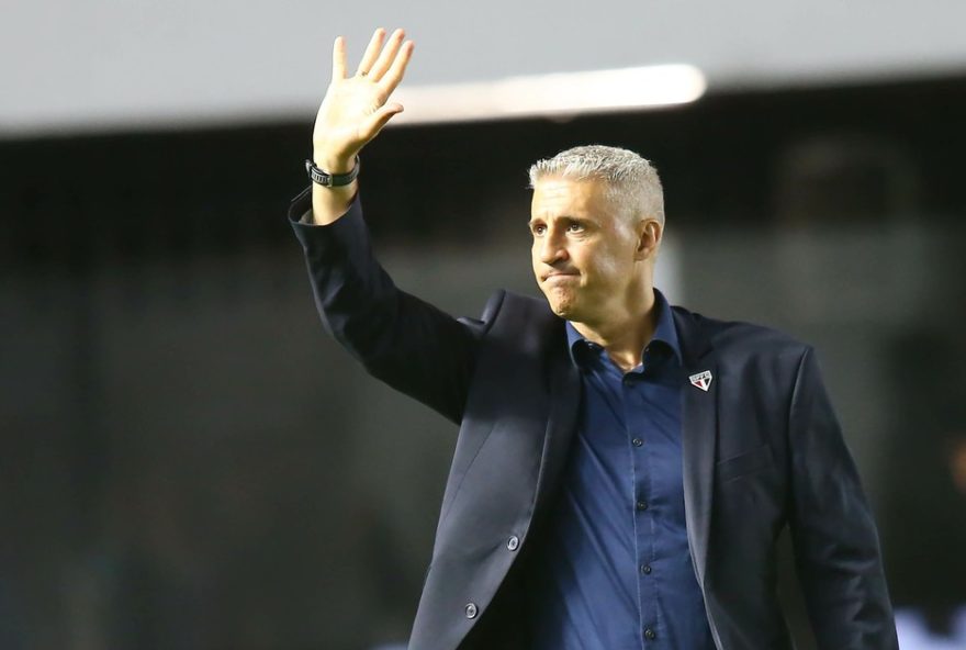SP - SANTOS - 08/11/2025 - BRASILEIRO A 2025, SAO PAULO X BRAGANTINO - Hernan Crespo] tecnico do Sao Paulo durante partida contra o Bragantino no estadio Vila Belmiro pelo campeonato Brasileiro A 2025. Foto: Mauricio De Souza/AGIF