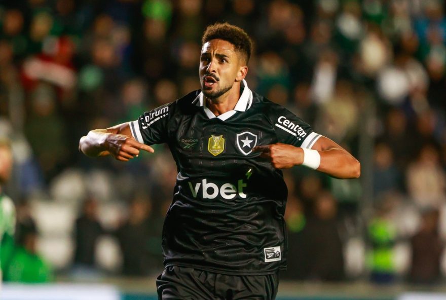 RS - CAXIAS DO SUL - 24/08/2025 - BRASILEIRO A 2025, JUVENTUDE X BOTAFOGO - Chris Ramos jogador do Botafogo comemora seu gol durante partida contra o Juventude no estadio Alfredo Jaconi pelo campeonato Brasileiro A 2025. Foto: Luiz Erbes/AGIF