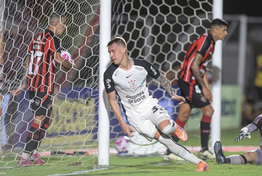 heroi-do-corinthians-marca-contra-o-vitoria-e-celebra3A-22estava-precisando-desse-gol22 BA - SALVADOR - 25/10/2025 - BRASILEIRO A 2025, VITORIA X CORINTHIANS - Charles jogador do Corinthians comemora seu gol com jogadores do seu time durante partida contra o Vitoria no estadio Barradao pelo campeonato Brasileiro A 2025. Foto: Jhony Pinho/AGIF