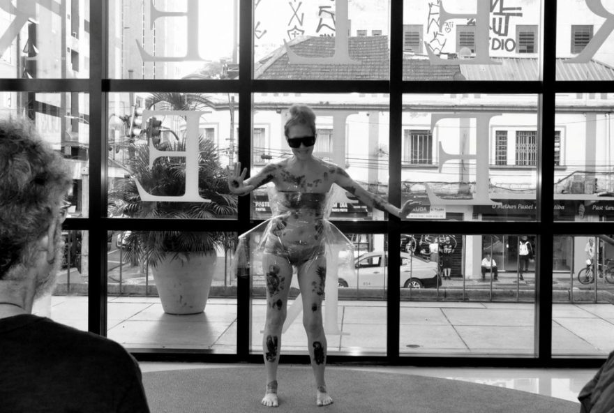 hiperfabularia-tropical3A-figurino-conduz-narrativa-em-espetaculo-inovador-no-festival-de-curitiba