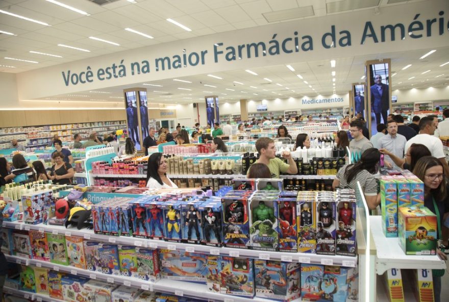 hiperfarmacia-drogamax-inaugura-unidade-em-rio-preto-com-mais-de-40-mil-produtos2C-balanca-robo-e-mascotes