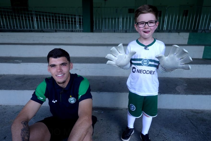 historia-emocionante3A-goleiro-do-coritiba-presenteia-fa-mirim-com-deficiencia-visual