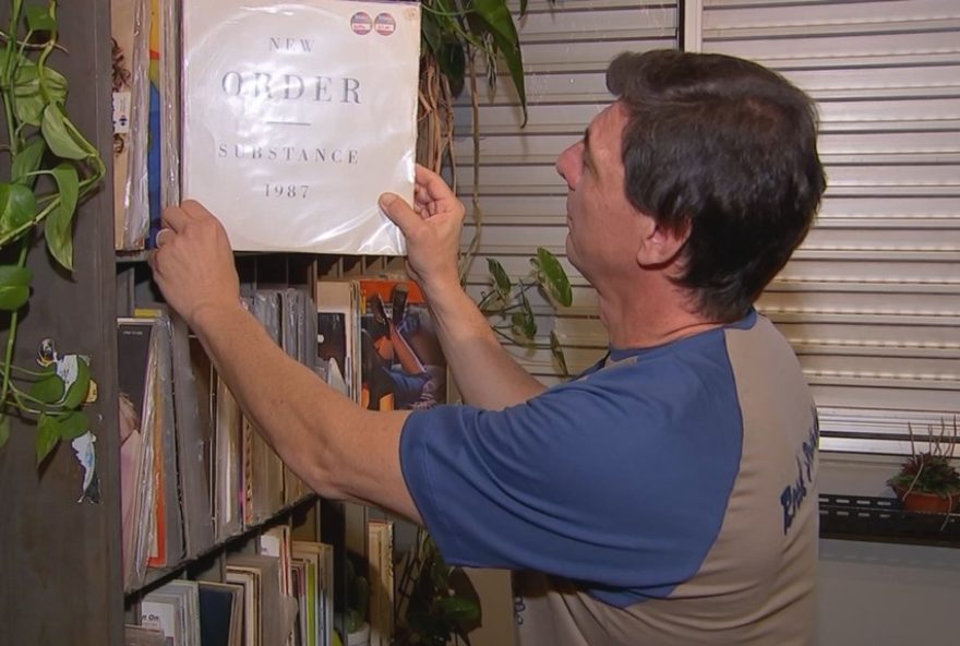 historias-de-paixao-pelo-rock3A-colecao-de-vinil2C-bares-tematicos-e-banda-na-estrada