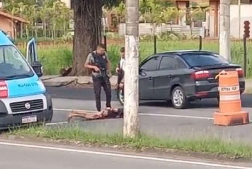homem-acusado-de-roubo-de-van-no-rj-e-baleado-em-juiz-de-fora3A-policia-em-acao homem-acusado-de-roubo-de-van-no-rj-e-baleado-em-juiz-de-fora3A-policia-em-acao