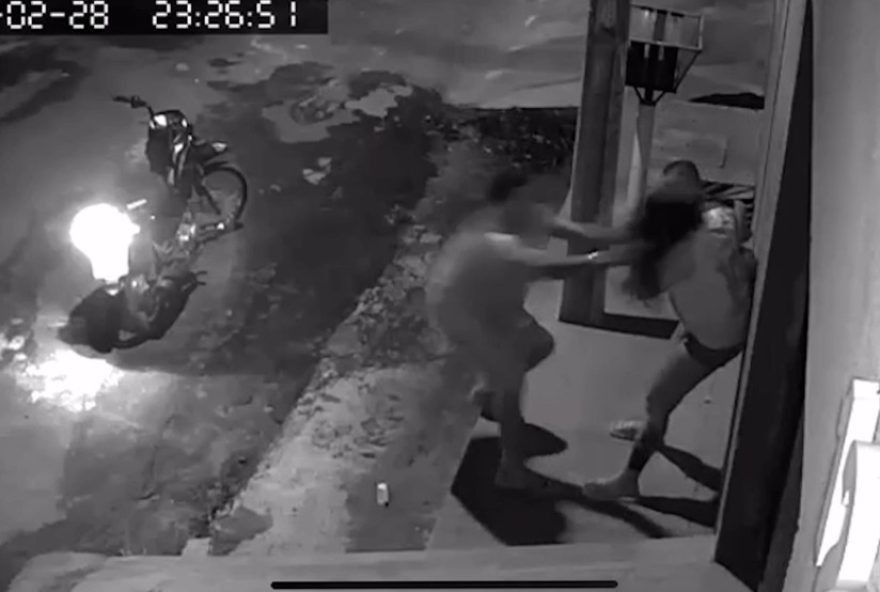 homem-agride-mulher-segurando-bebe-nos-bracos-em-codo2C-ma3A-agressor-e-pai-da-crianca homem-agride-mulher-segurando-bebe-nos-bracos-em-codo2C-ma3A-agressor-e-pai-da-crianca