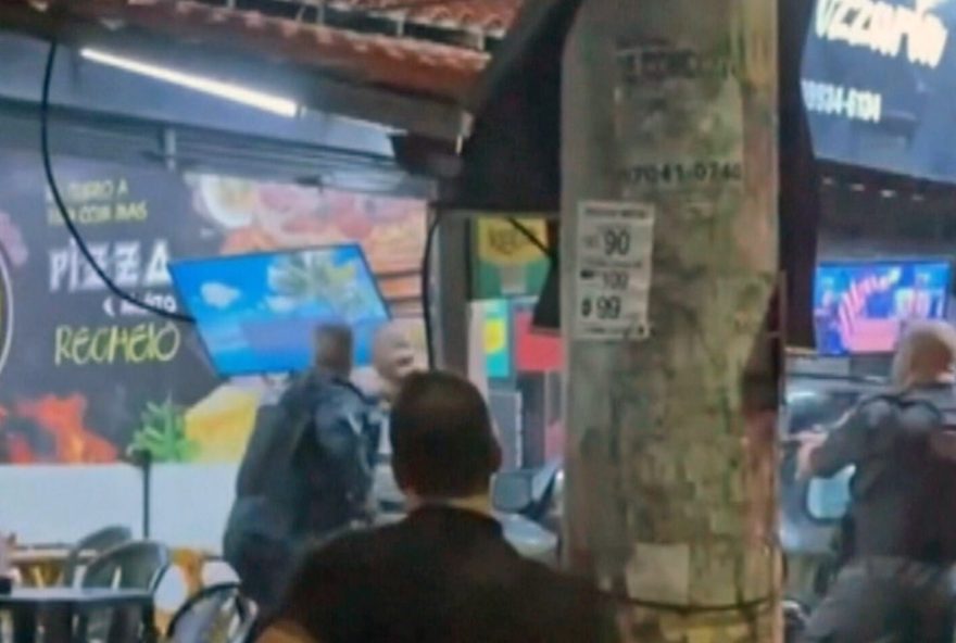 homem-armado-com-facas-invade-pizzaria-e-ameaca-pms3A-video-e-detalhes homem-armado-com-facas-invade-pizzaria-e-ameaca-pms3A-video-e-detalhes