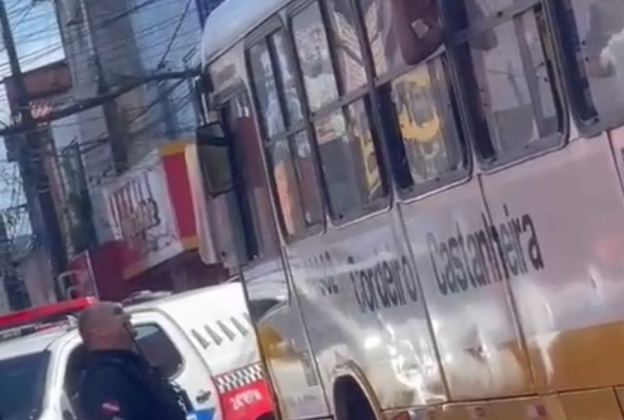 homem-armado-faz-passageiros-refens-em-onibus-no-tapana2C-belem3A-policia-age-e-criminoso-se-rende