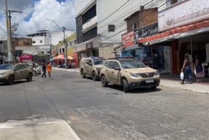 homem-armado-faz-tres-mulheres-refens-em-loja-de-celulares-em-vitoria-da-conquista2C-bahia3A-detalhes-e-desfecho.-acompanhe-as-atualizacoes-no-de-bahia