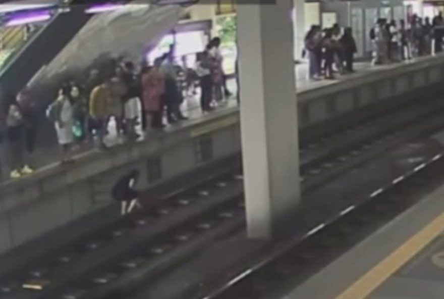homem-arrisca-a-vida-nos-trilhos-do-metro-de-salvador-para-resgatar-seu-celular3B-assista-o-video