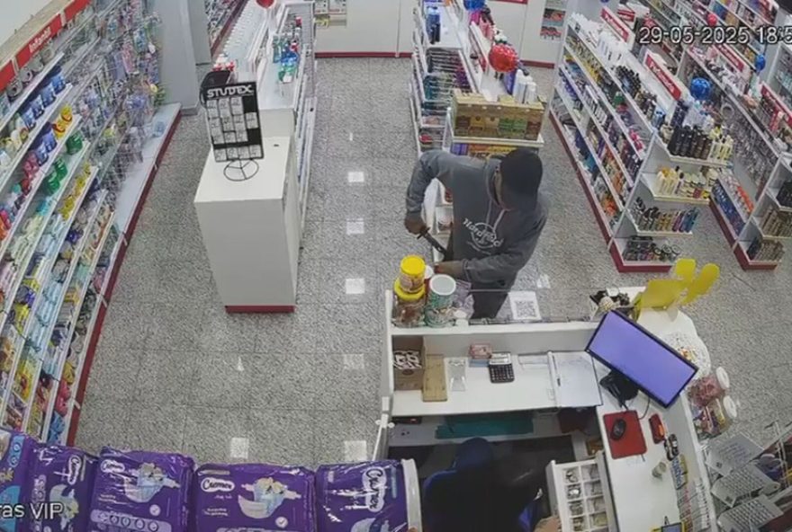 homem-assalta-farmacia-em-taguatinga-com-facao3A-veja-o-video-do-crime