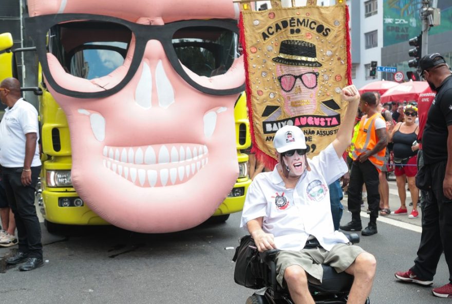 homem-ataca-marcelo-rubens-paiva-durante-desfile-em-bloco-de-sp3A-policia-analisa-imagens