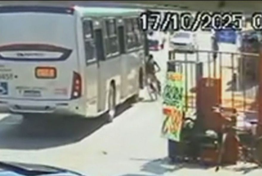homem-atropelado-por-onibus-no-df3A-braco-fraturado-e-motorista-nao-presta-socorro