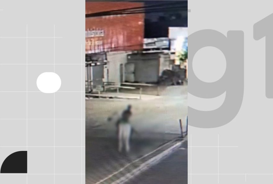 homem-carrega-mulher-desacordada-em-cavalo-e-a-abandona-perto-de-delegacia