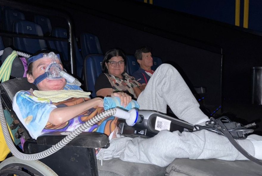 homem-com-doenca-rara-vai-ao-cinema-apos-7-anos-e-emociona3B-video