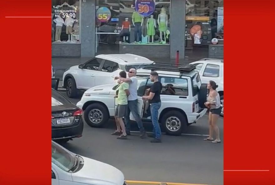 homem-com-filho-de-5-anos-e-detido-com-mata-leao-por-policiais-em-brasilia.-crianca-ficou-sob-cuidado-ate-a-chegada-da-mae