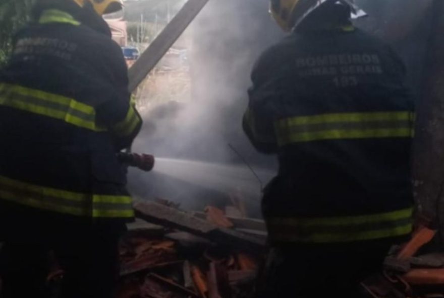 homem-de-42-anos-morre-carbonizado-em-incendio-residencial-em-para-de-minas3A-comunidade-se-une-em-luto-e-busca-por-respostas