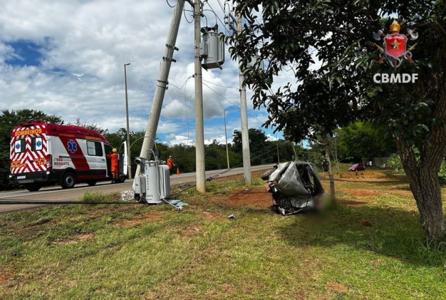 homem-de-50-anos-morre-em-acidente-fatal-na-df-2803A-colisao2C-poste-e-capotamento