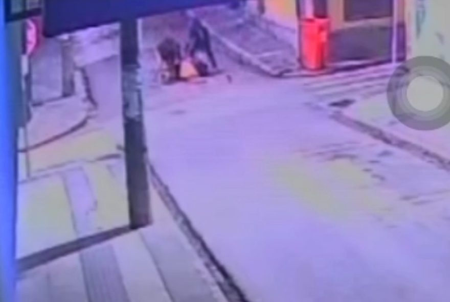 homem-de-54-anos-e-espancado-em-assalto-por-dupla-no-centro-de-florianopolis