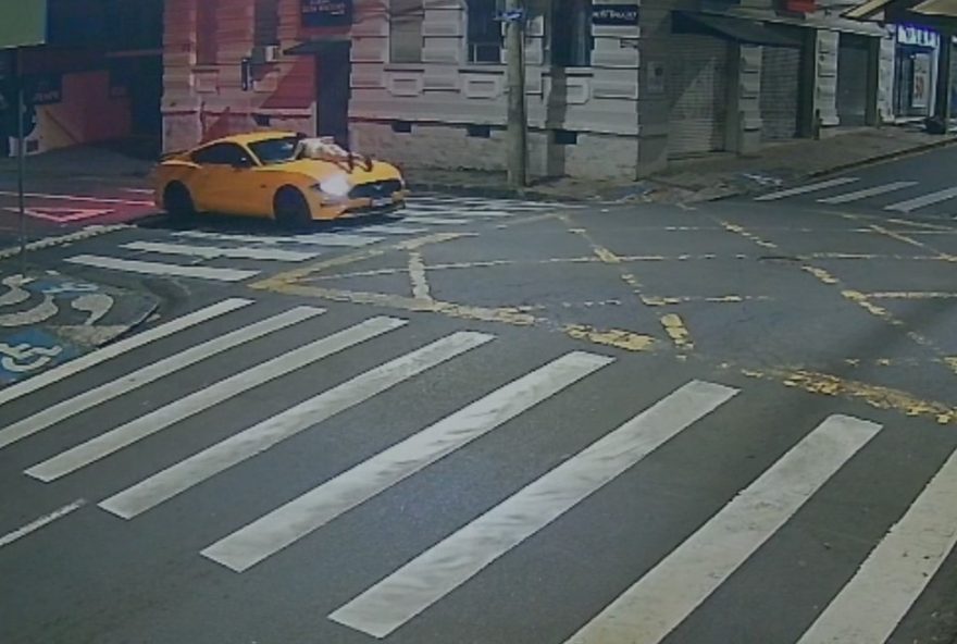 homem-de-mustang-atropela-ex-e-a-carrega-no-capo-em-ponta-grossa0A