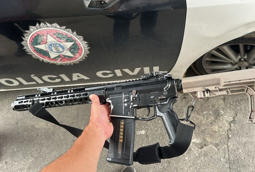 homem-detido-com-fuzil-apos-troca-de-tiros-em-duque-de-caxias3A-suspeito-baleado-na-mao