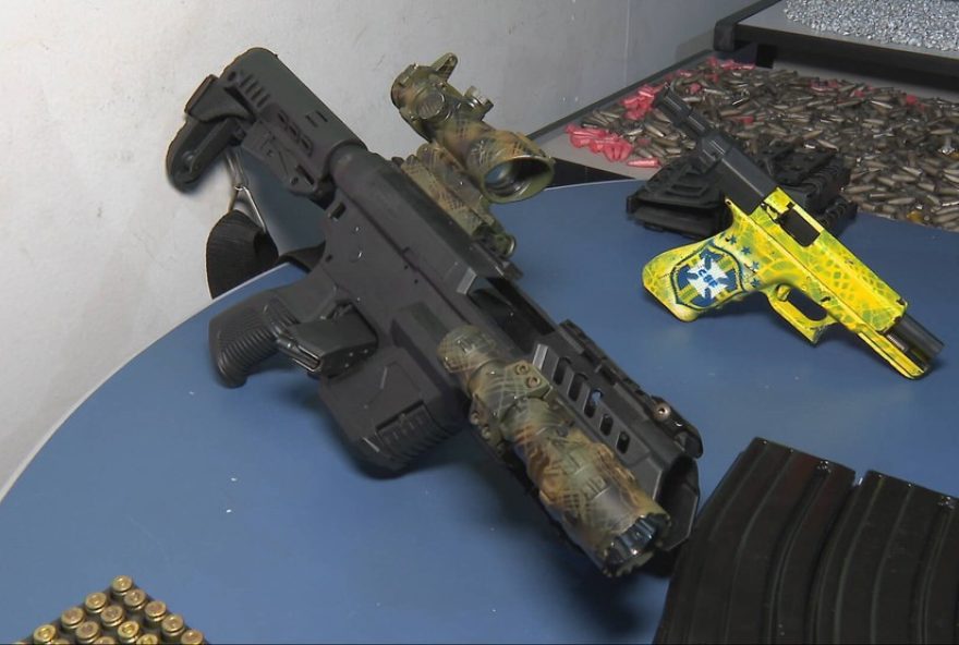 homem-detido-com-granada2C-armas-e-drogas-em-ibirite-policia-apreende-uniforme-da-policia-civil homem-detido-com-granada2C-armas-e-drogas-em-ibirite-policia-apreende-uniforme-da-policia-civil