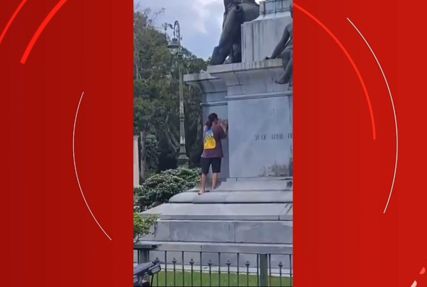 homem-detido-por-pichar-monumento-na-praca-da-republica-em-belem