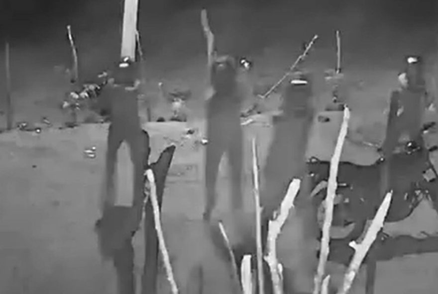 homem-e-alvo-de-tiros-em-ataque-surpreendente3B-grupo-atira-varias-vezes