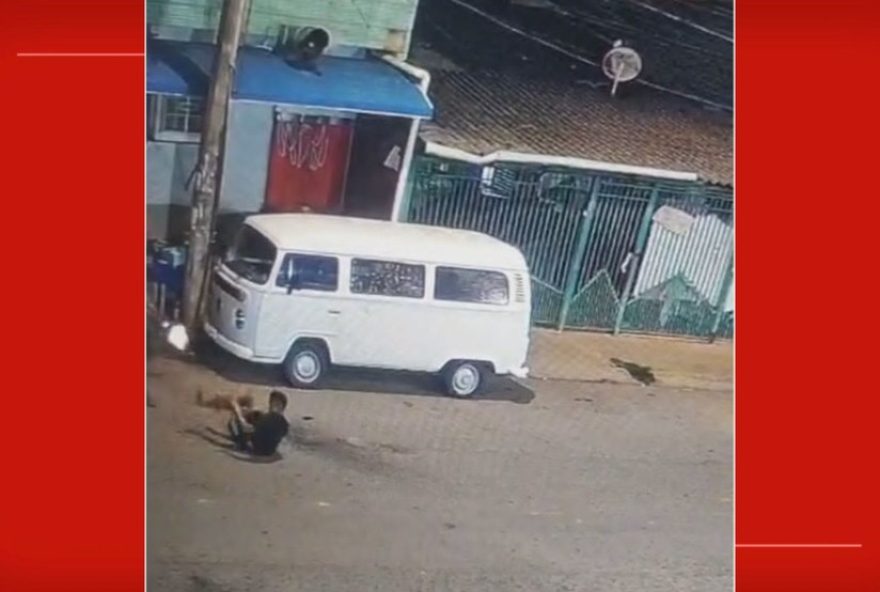 homem-e-assassinado-a-tiros-em-distribuidora-do-df3B-suspeito-foragido-7C-video